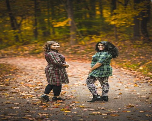 Group of friends walking in nature autumn vibe